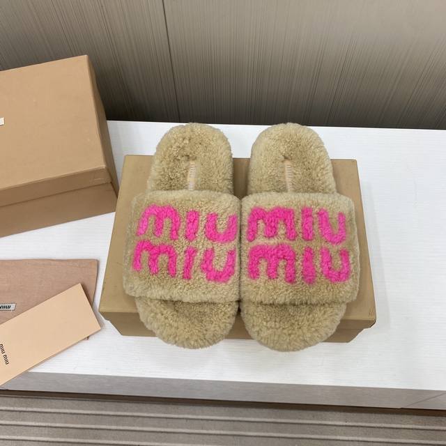 出厂价 顶级品质 缪缪miumiu2024秋冬新款半拖毛拖 代购级别！高级感十足！国内外博主刷爆的一款，复古又时髦 上脚美炸了！官网主推款★ 简约的格板设计，极